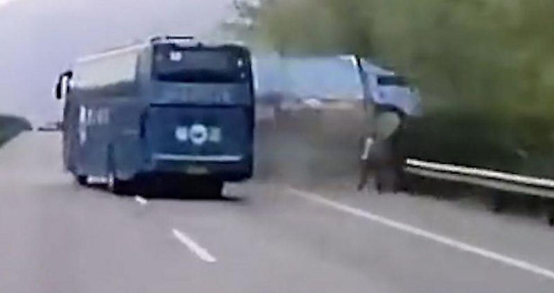 Водитель внезапно лишился грузовика, во время ремонта на обочине дороги в Китае ▶