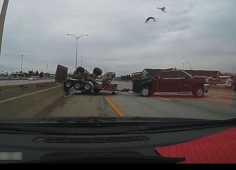Автомобилист опрокинул трактор на канадской магистрали ▶