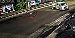 Китаец отпугнул собаку и чудом не угодил под объезжающий её грузовик