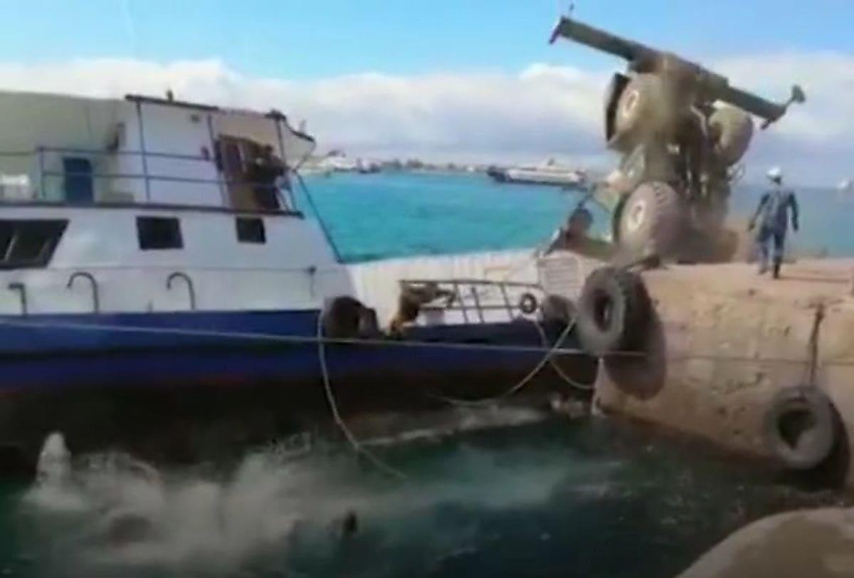 Автокран опрокинулся и потопил судно у Галапагосского острова