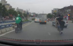 Водитель грузовика «припарковал» наглых мотоциклистов в кустарнике на автотрассе во Вьетнаме (Видео)