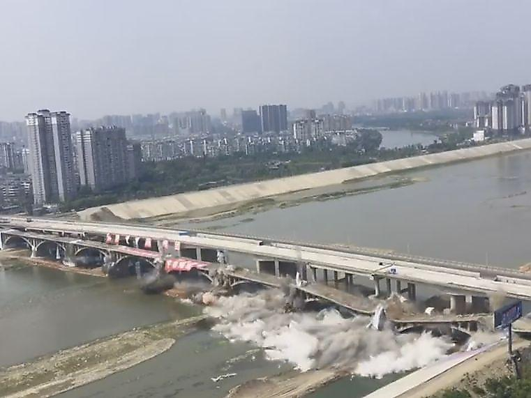33-летний мост, стоящий в метре от нового путепровода, взорвали в Китае ▶