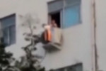 4-летняя девочка попыталась помочь своему 3-летнему брату, повисшему на окне многоэтажки (Видео)