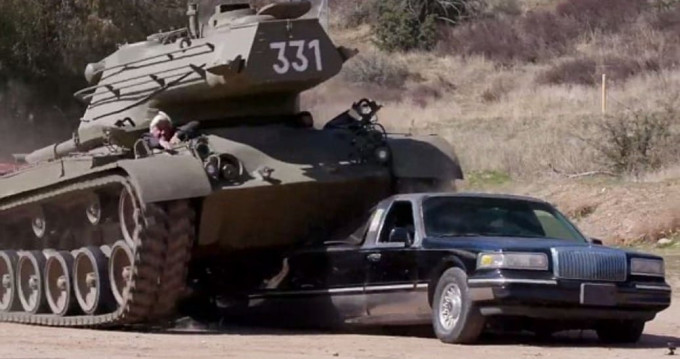 Арнольд Шварценеггер раздавил лимузин на собственном танке, в рамках американского телешоу (Видео)