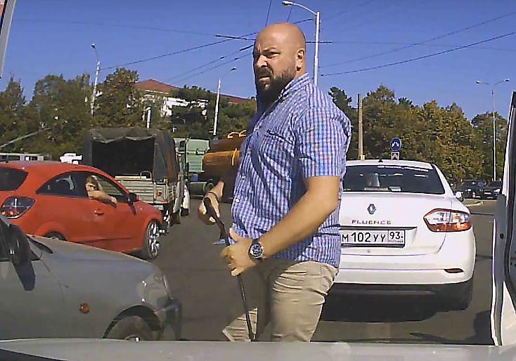 Краснодарский автовладелец, используя газовый баллончик, проучил воинственного коллегу с плёткой ▶
