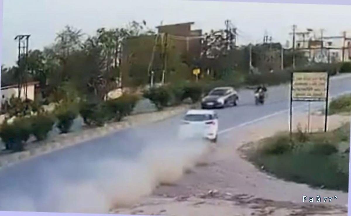 Легковушка &laquo;подбила&raquo; мотоциклиста с пассажиром на севере Индии ▶️