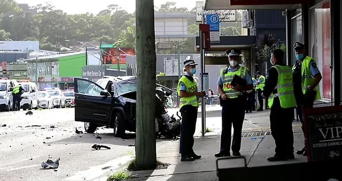 Мотоциклист чудом пережил аварию с участием шести автомобилей в Австралии