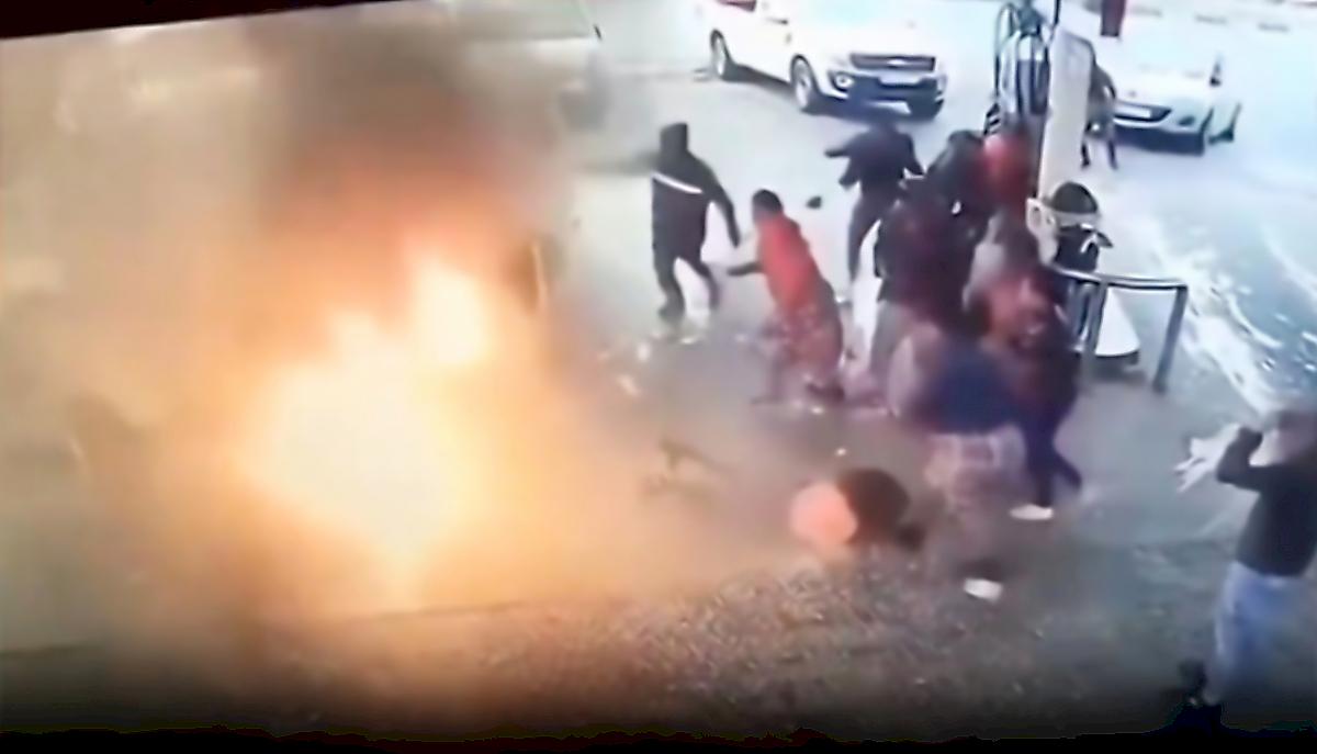 Объятый пламенем микроавтобус с людьми в салоне был запечатлён на АЗС в ЮАР