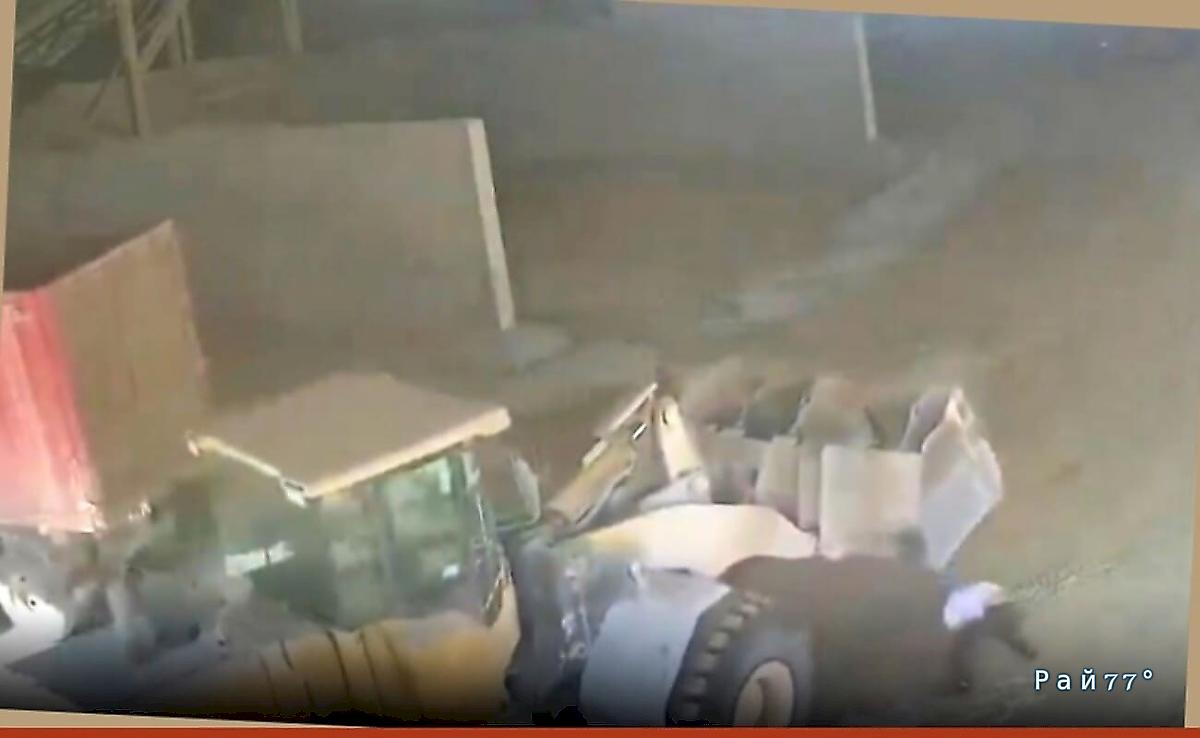 Бульдозерист не заметил рабочего и чудом не лишил его жизни