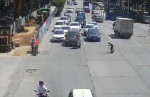 Мотоциклист заблокировал движение транспорта перед инвалидом на китайской автотрассе (Видео)