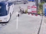 Мотоциклистка пережила наезд автобуса