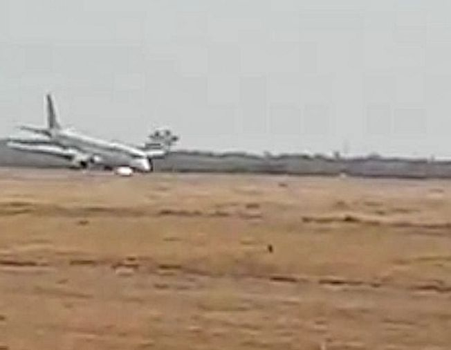 Пилот самолёта совершил аварийную посадку без переднего шасси ▶