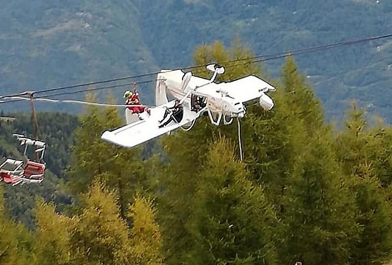 Самолёт врезался в фуникулер и повис на проводах в Альпах ▶