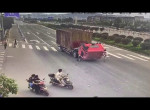 Водитель грузовика, уходя от столкновения со скутером, оказался в сложившейся кабине