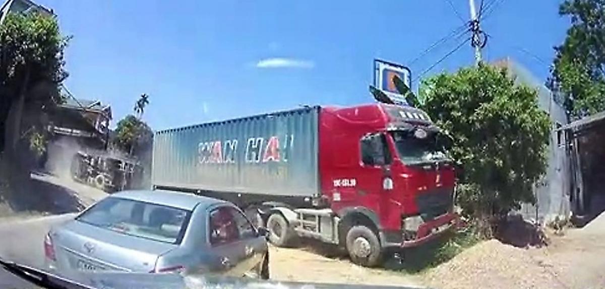 Водитель, уходя от столкновения с фурой, завалил на бок свой грузовик во Вьетнаме