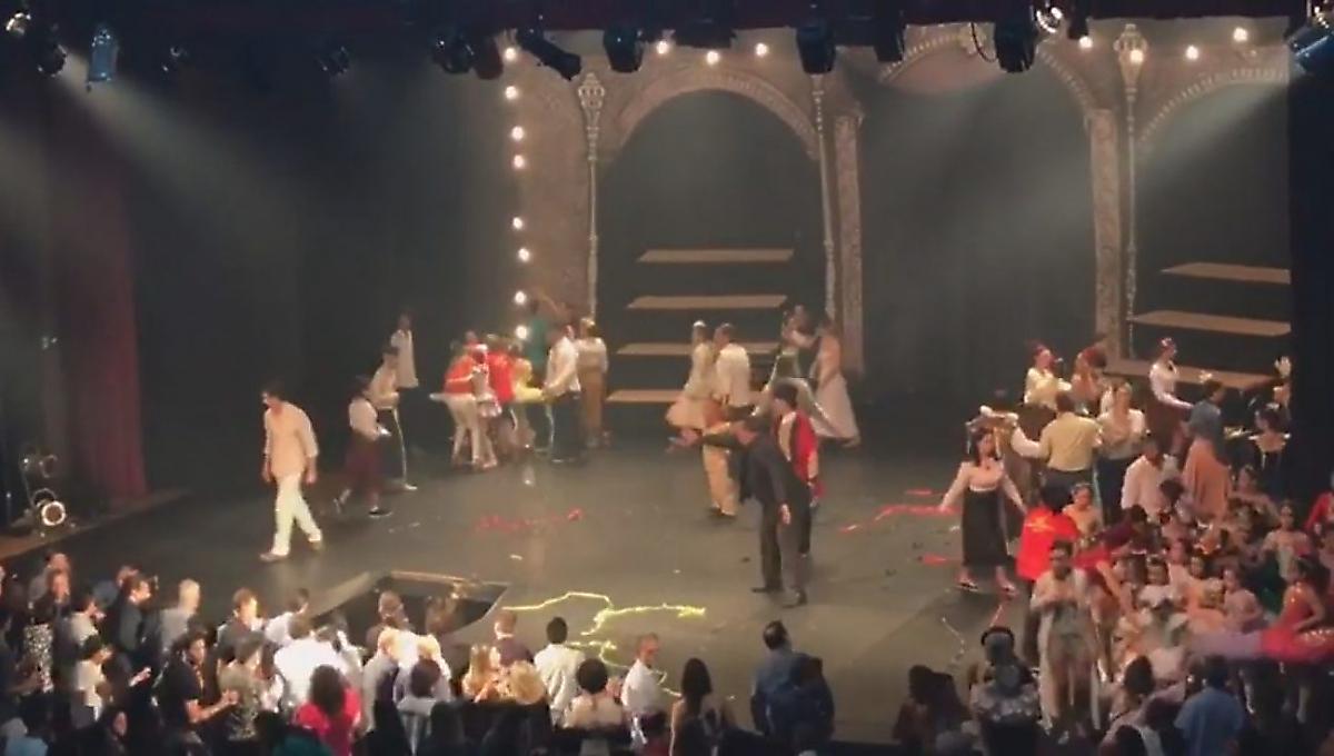 Доскакались: группа танцоров на радостях проломила сцену в Бразилии ▶