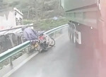 Мотоциклист, уходя от столкновения с грузовиком, экстренно высадился на мосту - видео