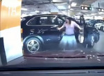 Неумелая автолюбительница, покидая салон внедорожника, оторвала дверь - видео
