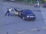 Полицейский помог китаянке остановить «сбежавший» от неё автомобиль