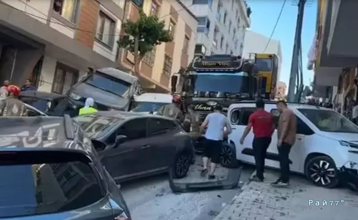 Съехавший кран искорёжил 23 автомобиля в Турции Съехавший кран искорёжил 23 автомобиля в Турции