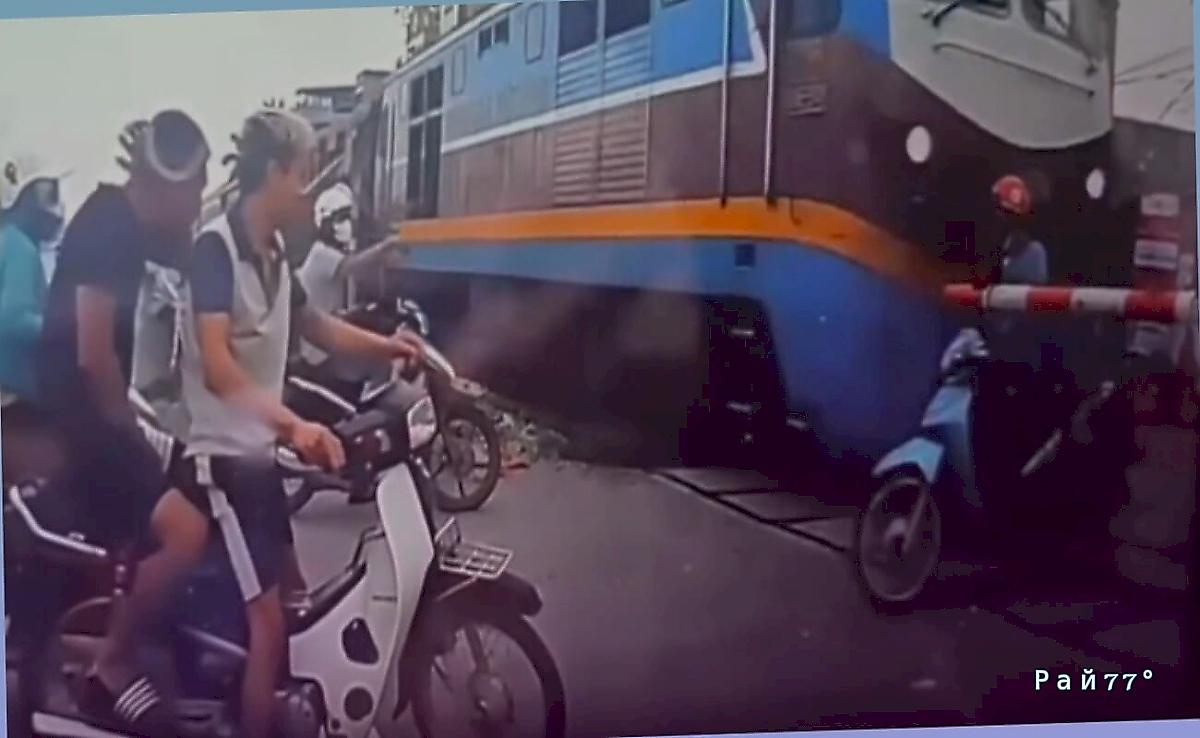 Сбитый поездом мотоциклист врезался в других участников движения во Вьетнаме ▶️