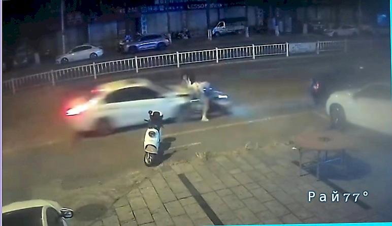 Водитель легковушки сбил китаянок на скутере и скрылся с места ДТП