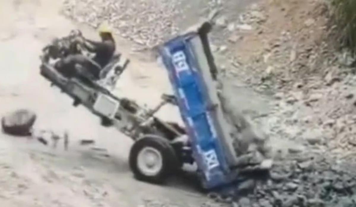 Мотогрузовик лишился колеса во время разгрузочных работ в Китае - видео