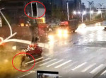 Пешеход чудом уцелел, получив светофором по голове и оказавшись на месте ДТП в Китае