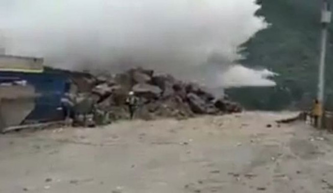Рабочий в последний момент спасся и убежал от мощного потока воды из прорвавшейся плотины в Колумбии (Видео)