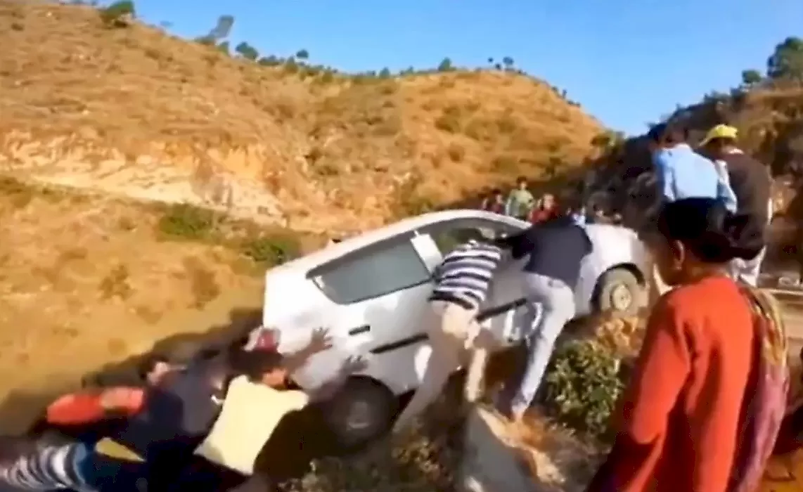 Толпа помогла водителю зрелищно угробить автомобиль: видео
