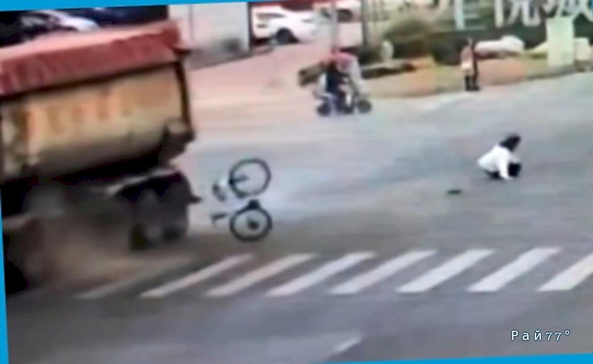 Велосипедист не заметил грузовик и чудом пережил наезд ▶️