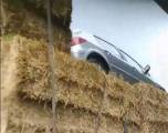 Водитель грузовика спрятал легковушку на тюках с сеном (Видео) 0