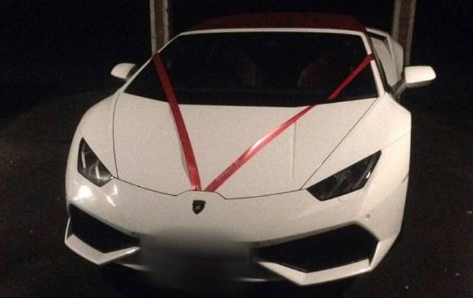 Lamborghini Huracan, подаренный жениху был арестован в день свадьбы полицейскими из за отсутствия страховки в Британии.
