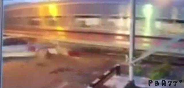 Видео камера, установленная на железнодорожной станции Хуан Ньянг, в Тайланде зафиксировала странное дорожно - транспортное происшествие.