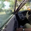 Полицейский совершил экстремальную поездку, держась за открытую дверь автомобиля в США. (Видео)