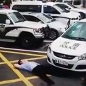 Китайский «ныряльщик» попытался обмануть полицейских, бросившись под колёса патрульного автомобиля (Видео)