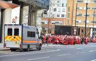 Тысячи разнополых «Санта - Клаусов» вышли на улицы Вуллонгонга, Лондона и Нью - Йорка + зомби вечеринка в Австралии (Видео) 41