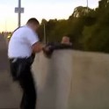 Полицейские в последний момент не дали самоубийце сброситься с эстакады над оживлённой магистралью. (Видео)