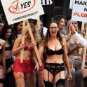 Австралийские девушки в нижнем белье прогулялись по Сиднею, требуя равноправия. (Видео)