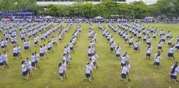 Тысячи студентов станцевали танго на футбольном поле в Тайланде. (Видео)