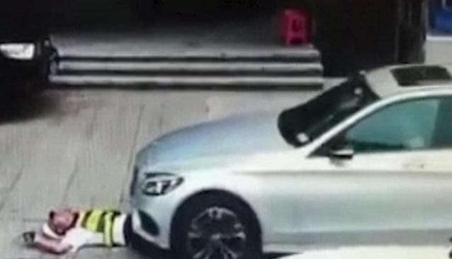 <p>	Тревожные видео кадры неравного противостояния дорожного полицейского и владельца автомобиля BMW, поступили из Китая</p>