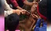 ШОКИРУЮЩИЙ КОНТЕНТ ! Индийский колдун, проведя 17-часовой ритуал, не смог воскресить погибшего мальчика. (Видео) 1