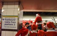 Тысячи разнополых «Санта - Клаусов» вышли на улицы Вуллонгонга, Лондона и Нью - Йорка + зомби вечеринка в Австралии (Видео) 30