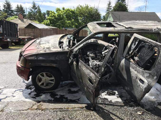 14-летний подросток, проверяя качество петард, спалил родительский автомобиль. (Видео)