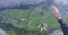 Молодая экстремалка совершила прыжок с парашютом в «чём мать родила». (Видео) 0