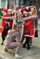 Тысячи разнополых «Санта - Клаусов» вышли на улицы Вуллонгонга, Лондона и Нью - Йорка + зомби вечеринка в Австралии (Видео) 43