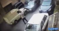 Неадекватный водитель фургона устроил переполох на дороге с односторонним движением в Иране (Видео)