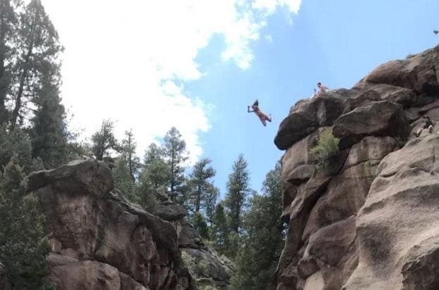 Молодая американка совершила неудачное погружение в водоём, спрыгнув со скалы. (Видео)