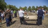 Традиционный конкурс «Grave Digging» (Sírásóversenyt) копателей могил провели в Венгрии. (Видео) 2