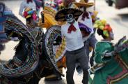 Тысячи мексиканцев приняли участие в параде, посвящённом дню мёртвых в Мехико. (Видео) 25
